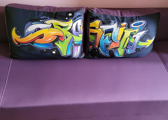 Grajewo ogłoszenia: Wygodna, rozkładana kanapa w fioletowym kolorze. Na poduszkach...